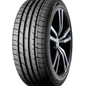Pneu de voiture sportif sur fond blanc