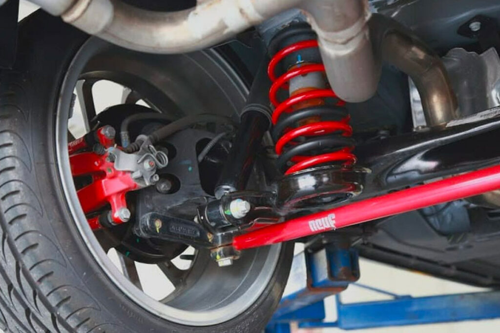 Amortisseur moto rouge et composants de suspension.