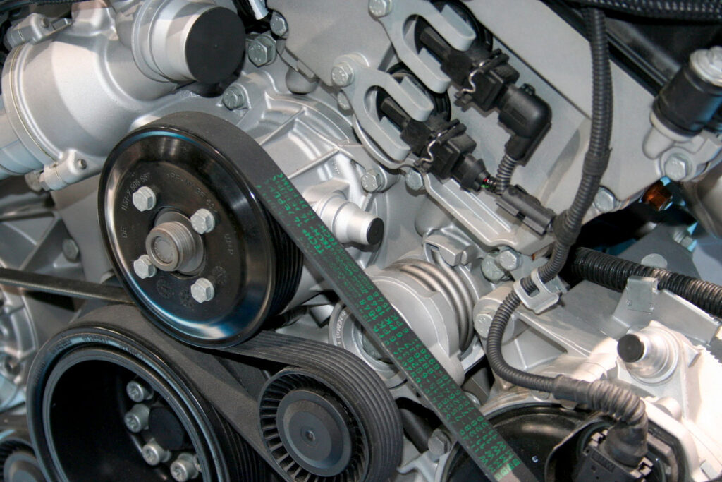 Moteur voiture, courroies et poulies en détail.