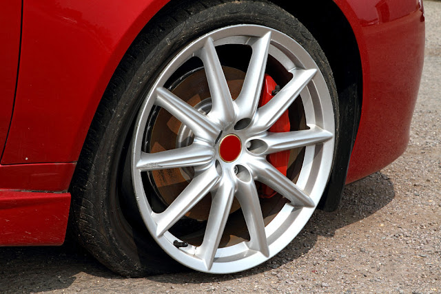 Roue en alliage sur voiture rouge.