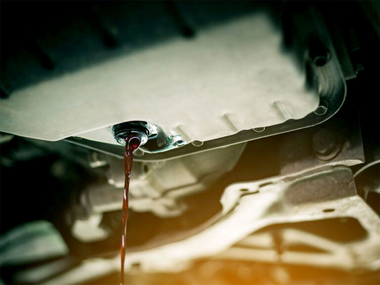 Vidange huile moteur voiture en cours.