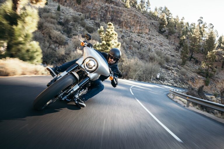 Motard virage montagne casque noir.