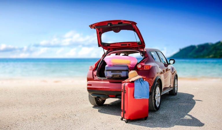 Voiture chargée pour vacances à la plage.