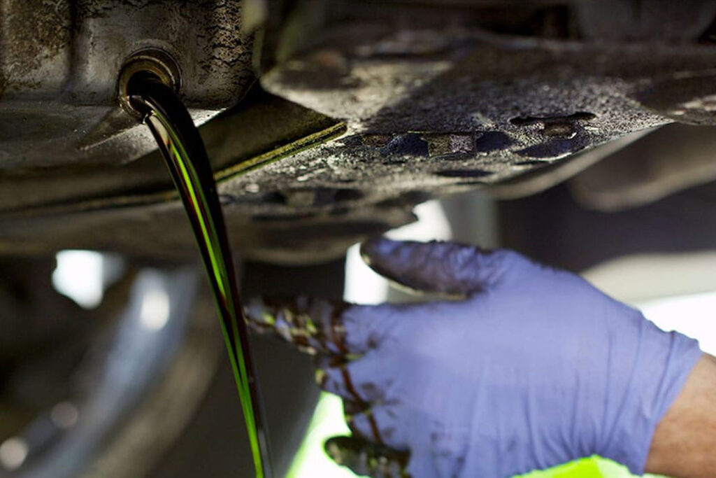 Vidange huile moteur automobile.